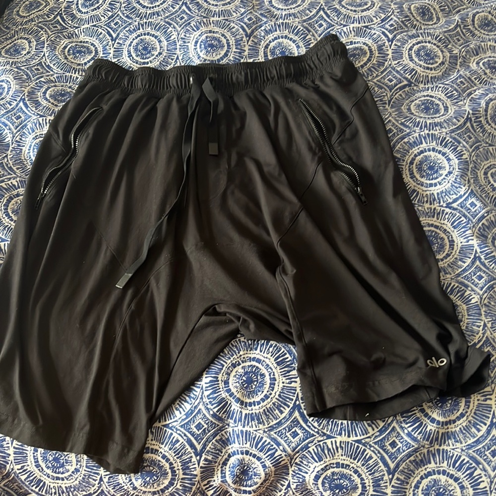 ALO Yoga Men’s black Short Inseam (L), drawstring, zippered pockets